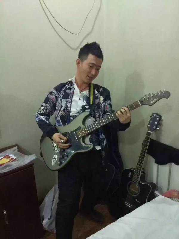 小吉他的第一张照片--绍兴相亲服务中心