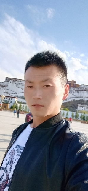 阳光下的小草的第一张照片--绍兴相亲服务中心