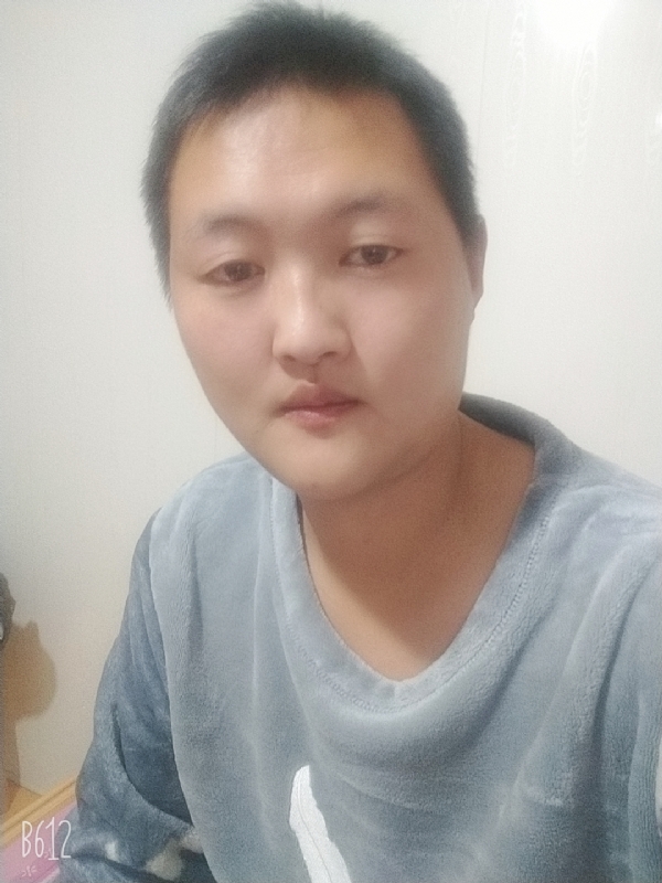 烟圈里透着伤的第二张照片--绍兴相亲服务中心